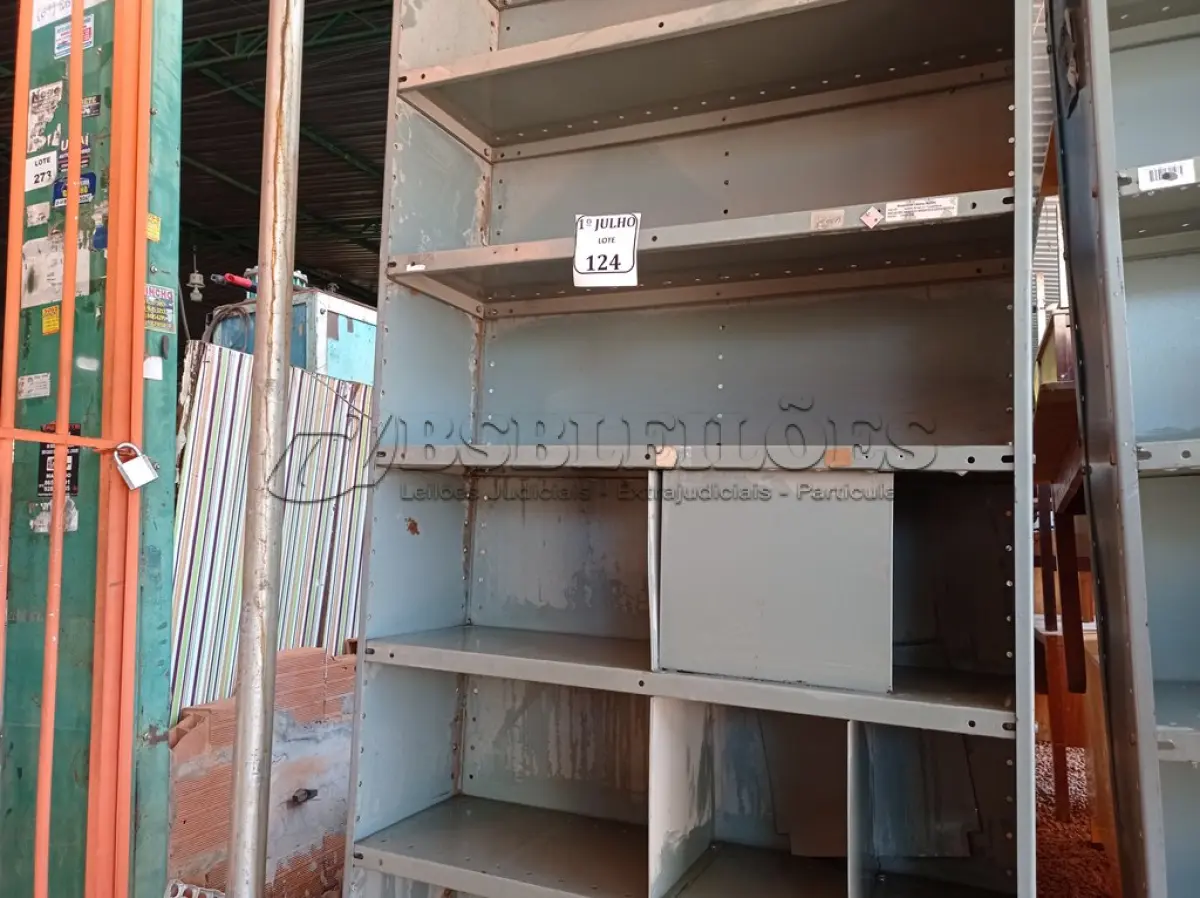 LOTE 124 - 01 ESTANTE DE AÇO COM 07 PRATELEIRAS. (NO ESTADO) ATENÇÃO! FAZER A VISITAÇÃO ANTES DE ARREMATAR, NÃO SABEMOS SE FUNCIONA. LEILÃO NÃO TEM GARANTIA E NEM DEVOLUÇÃO, SUJEITO A POSSÍVEIS AVARIAS VISÍVEIS/OCULTAS E/OU AUSÊNCIA DE COMPONENTES.