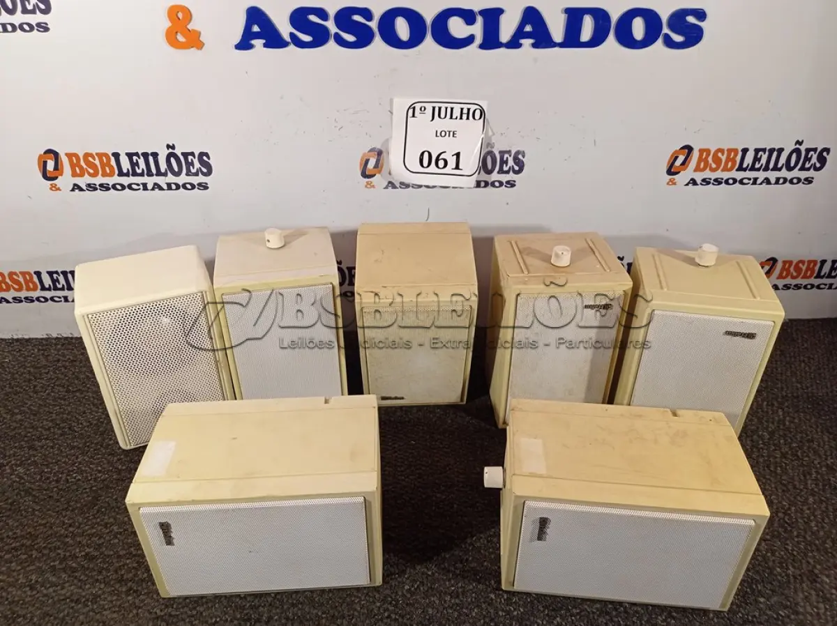 LOTE 061 - 07 CAIXINHAS DE SOM MARCA FRAHM. (NO ESTADO) ATENÇÃO! FAZER A VISITAÇÃO ANTES DE ARREMATAR, NÃO SABEMOS SE FUNCIONA. LEILÃO NÃO TEM GARANTIA E NEM DEVOLUÇÃO, SUJEITO A POSSÍVEIS AVARIAS VISÍVEIS/OCULTAS E/OU AUSÊNCIA DE COMPONENTES.