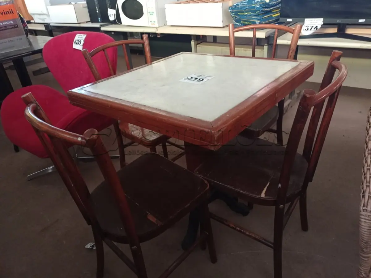 LOTE 419 - 01 MESA EM MADEIRA COM TAMPO DE MÁRMORE COM 04 CADEIRAS.  (NO ESTADO) ATENÇÃO! FAZER A VISITAÇÃO ANTES DE ARREMATAR, NÃO SABEMOS SE FUNCIONA. LEILÃO NÃO TEM GARANTIA E NEM DEVOLUÇÃO, SUJEITO A POSSÍVEIS AVARIAS VISÍVEIS/OCULTAS E/OU AUSÊNCIA DE COMPONENTES.