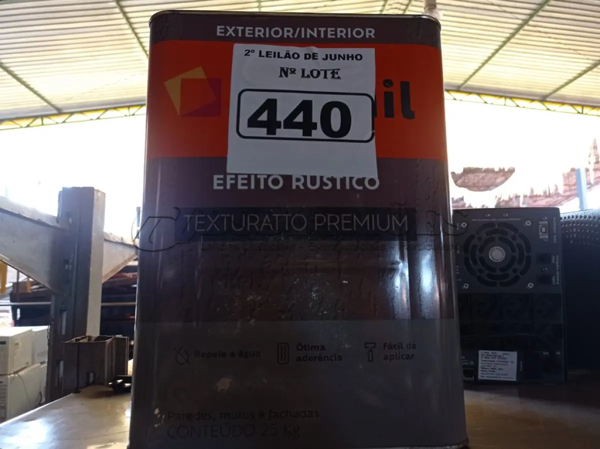 LOTE 440 - 01 LATA DE TINTA TEXTURATTO PREMIUM EFEITO RÚSTICO EXTERIOR/INTERIOR SUVINIL 25KG. (NO ESTADO) ATENÇÃO! FAZER A VISITAÇÃO ANTES DE ARREMATAR, NÃO SABEMOS SE FUNCIONA. LEILÃO NÃO TEM GARANTIA E NEM DEVOLUÇÃO, SUJEITO A POSSÍVEIS AVARIAS VISÍVEIS/OCULTAS E/OU AUSÊNCIA DE COMPONENTES.