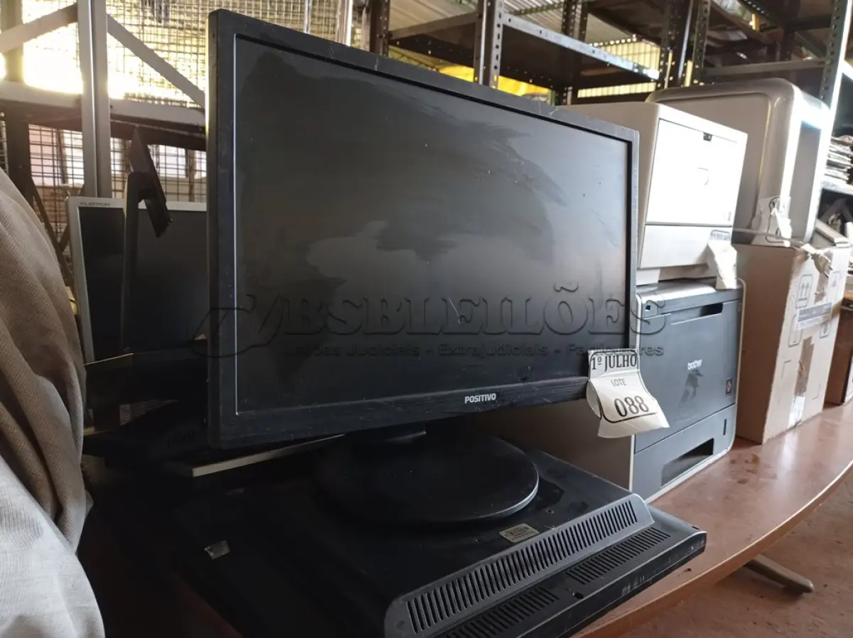 LOTE 088 - 07 MONITORES LCD MARCAS E MODELOS DIVERSOS PARA RETIRADA DE PEÇAS E 01 BASE PARA MONITOR. (NO ESTADO) ATENÇÃO! FAZER A VISITAÇÃO ANTES DE ARREMATAR, NÃO SABEMOS SE FUNCIONA. LEILÃO NÃO TEM GARANTIA E NEM DEVOLUÇÃO, SUJEITO A POSSÍVEIS AVARIAS VISÍVEIS/OCULTAS E/OU AUSÊNCIA DE COMPONENTES.