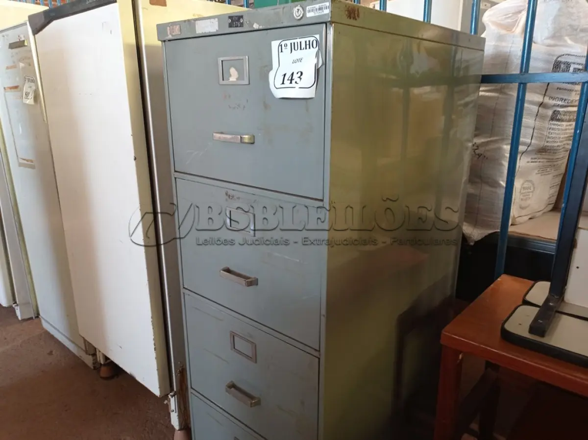 LOTE 143 - 01 ARQUIVO DE AÇO COM 04 GAVETAS. (NO ESTADO) ATENÇÃO! FAZER A VISITAÇÃO ANTES DE ARREMATAR, NÃO SABEMOS SE FUNCIONA. LEILÃO NÃO TEM GARANTIA E NEM DEVOLUÇÃO, SUJEITO A POSSÍVEIS AVARIAS VISÍVEIS/OCULTAS E/OU AUSÊNCIA DE COMPONENTES.