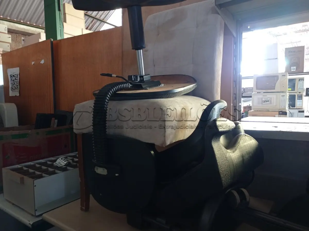LOTE 444 - 01 MESA PARA COMPUTADOR, 01 POLTRONA SEM O PÉ, 03 BASES DE CADEIRINHA DE CARRO INFANTIL E CADEIRAS DE ESCRITÓRIO INCOMPLETA. (NO ESTADO) ATENÇÃO! FAZER A VISITAÇÃO ANTES DE ARREMATAR, NÃO SABEMOS SE FUNCIONA. LEILÃO NÃO TEM GARANTIA E NEM DEVOLUÇÃO, SUJEITO A POSSÍVEIS AVARIAS VISÍVEIS/OCULTAS E/OU AUSÊNCIA DE COMPONENTES.