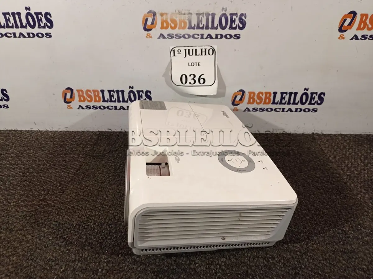 LOTE 036 - 01 PROJETOR LCD MULTIMIDIA, MODELO: D853W MARCA VIVITEK 220V. (NO ESTADO) ATENÇÃO! FAZER A VISITAÇÃO ANTES DE ARREMATAR, NÃO SABEMOS SE FUNCIONA. LEILÃO NÃO TEM GARANTIA E NEM DEVOLUÇÃO, SUJEITO A POSSÍVEIS AVARIAS VISÍVEIS/OCULTAS E/OU AUSÊNCIA DE COMPONENTES.