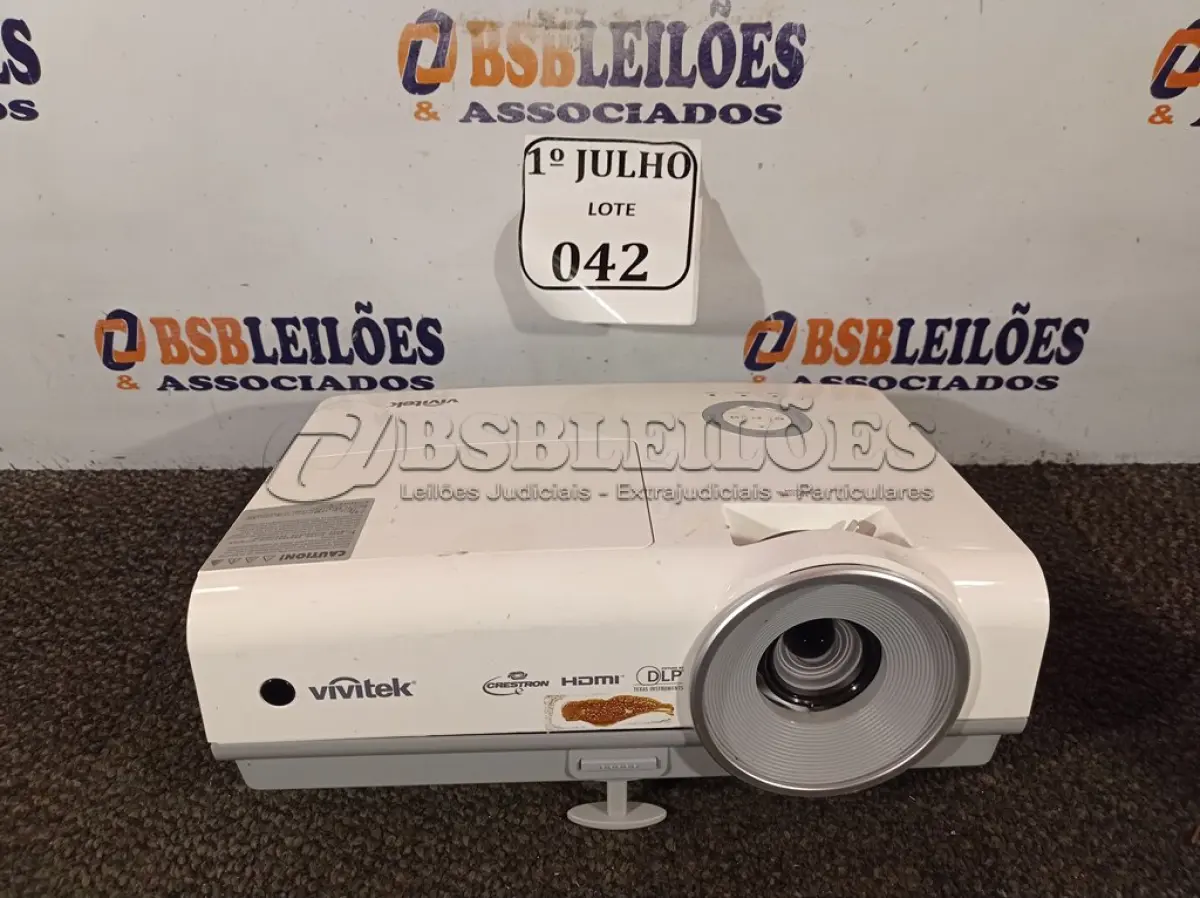 LOTE 042 - 01 PROJETOR LCD MULTIMIDIA, MODELO: D853W MARCA VIVITEK 220V. (NO ESTADO) ATENÇÃO! FAZER A VISITAÇÃO ANTES DE ARREMATAR, NÃO SABEMOS SE FUNCIONA. LEILÃO NÃO TEM GARANTIA E NEM DEVOLUÇÃO, SUJEITO A POSSÍVEIS AVARIAS VISÍVEIS/OCULTAS E/OU AUSÊNCIA DE COMPONENTES.