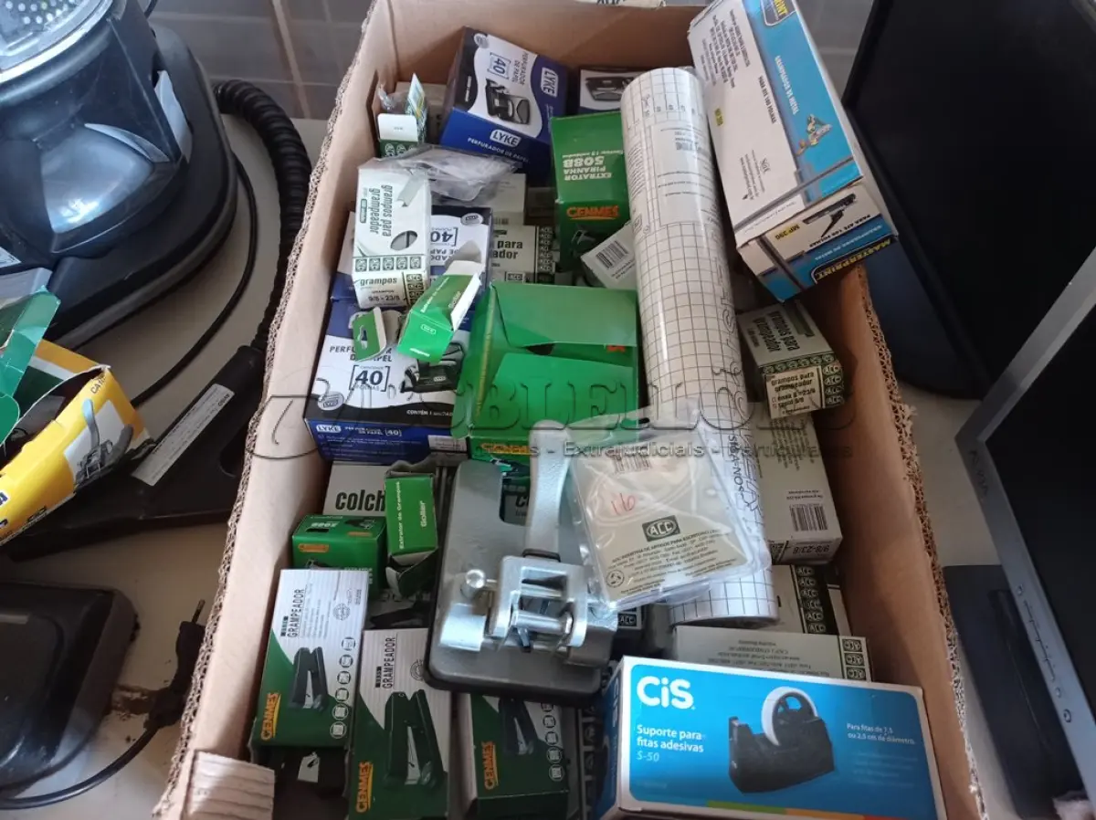LOTE 049 - 01 LOTE COM DIVERSOS MATERIAIS PARA ESCRITÓRIO. (NO ESTADO) ATENÇÃO! FAZER A VISITAÇÃO ANTES DE ARREMATAR, NÃO SABEMOS SE FUNCIONA. LEILÃO NÃO TEM GARANTIA E NEM DEVOLUÇÃO, SUJEITO A POSSÍVEIS AVARIAS VISÍVEIS/OCULTAS E/OU AUSÊNCIA DE COMPONENTES.