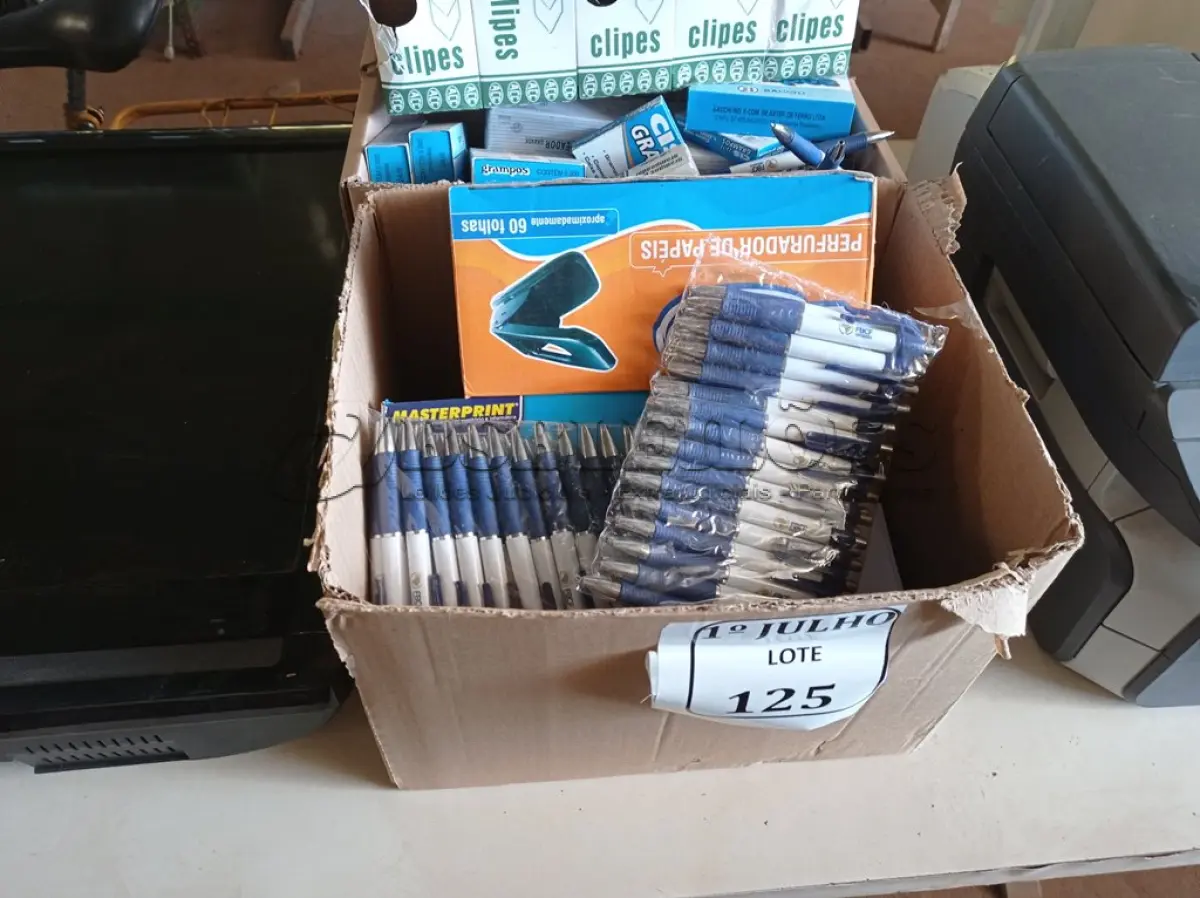 LOTE 125 - 01 LOTE COM DIVERSOS MATERIAIS PARA ESCRITÓRIO. (NO ESTADO) ATENÇÃO! FAZER A VISITAÇÃO ANTES DE ARREMATAR, NÃO SABEMOS SE FUNCIONA. LEILÃO NÃO TEM GARANTIA E NEM DEVOLUÇÃO, SUJEITO A POSSÍVEIS AVARIAS VISÍVEIS/OCULTAS E/OU AUSÊNCIA DE COMPONENTES.