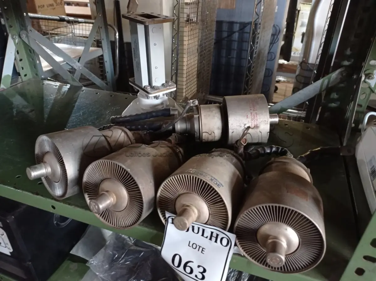 LOTE 063 - 05 TUBOS DE ELÉTRONS TRIODO E 01 EQUIPAMENTO PARA TRANSMISSÃO DE DADOS. (NO ESTADO) ATENÇÃO! FAZER A VISITAÇÃO ANTES DE ARREMATAR, NÃO SABEMOS SE FUNCIONA. LEILÃO NÃO TEM GARANTIA E NEM DEVOLUÇÃO, SUJEITO A POSSÍVEIS AVARIAS VISÍVEIS/OCULTAS E/OU AUSÊNCIA DE COMPONENTES.