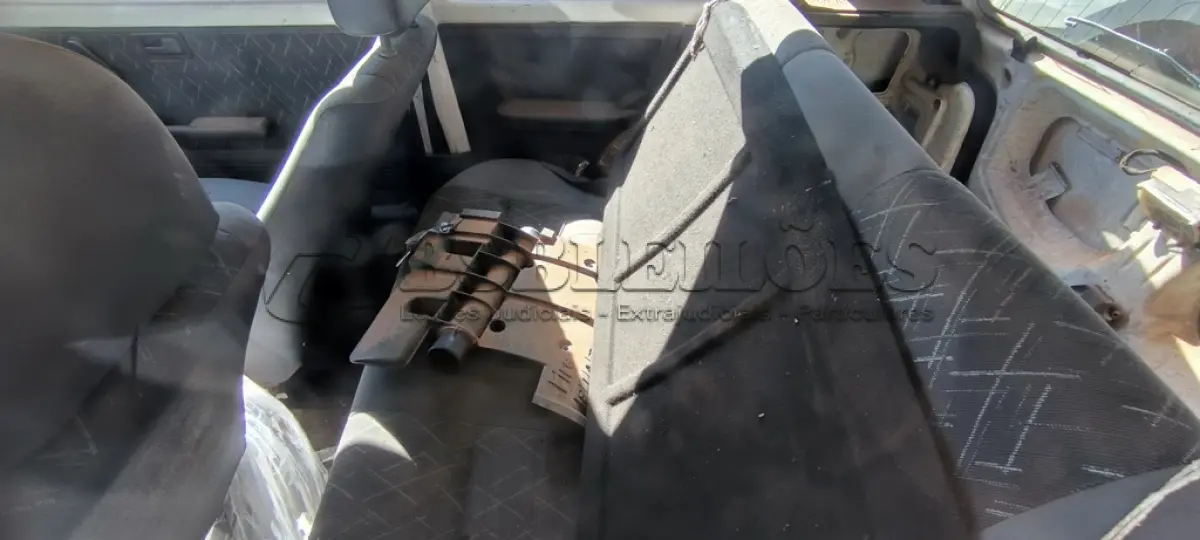 LOTE 006 - 01 FIAT UNO MILLE FIRE FLEX; PLACA: JGO-6298; ANO: 2005. CHASSI: 9BD15802764754167, RENAVAM: 00865842256 (VEÍCULO ESTÁ COM A FRENTE BATIDA (FARÓIS, PARACHOQUE, RADIADOR, GRADE DO PARACHOQUE QUEBRADOS, CAPÔ, PARALAMAS, PAINEL FRONTAL AMASSADOS, NÃO FUNCIONOU MAIS APÓS A COLISÃO. (NO ESTADO)