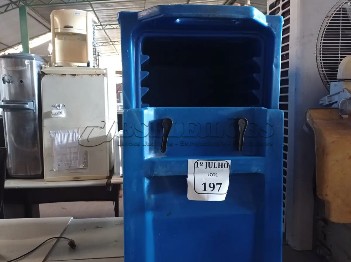 LOTE 197 - 01 CAIXA TÉRMICA COM RODINHAS SEM BANDEJAS. (NO ESTADO) ATENÇÃO! FAZER A VISITAÇÃO ANTES DE ARREMATAR, NÃO SABEMOS SE FUNCIONA. LEILÃO NÃO TEM GARANTIA E NEM DEVOLUÇÃO, SUJEITO A POSSÍVEIS AVARIAS VISÍVEIS/OCULTAS E/OU AUSÊNCIA DE COMPONENTES.
