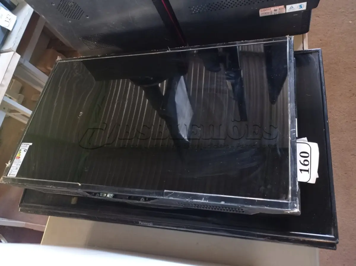 LOTE 160 - 03 TVS MARCAS E MODELOS DIVERSOS. (NO ESTADO) ATENÇÃO! FAZER A VISITAÇÃO ANTES DE ARREMATAR, NÃO SABEMOS SE FUNCIONA. LEILÃO NÃO TEM GARANTIA E NEM DEVOLUÇÃO, SUJEITO A POSSÍVEIS AVARIAS VISÍVEIS/OCULTAS E/OU AUSÊNCIA DE COMPONENTES.