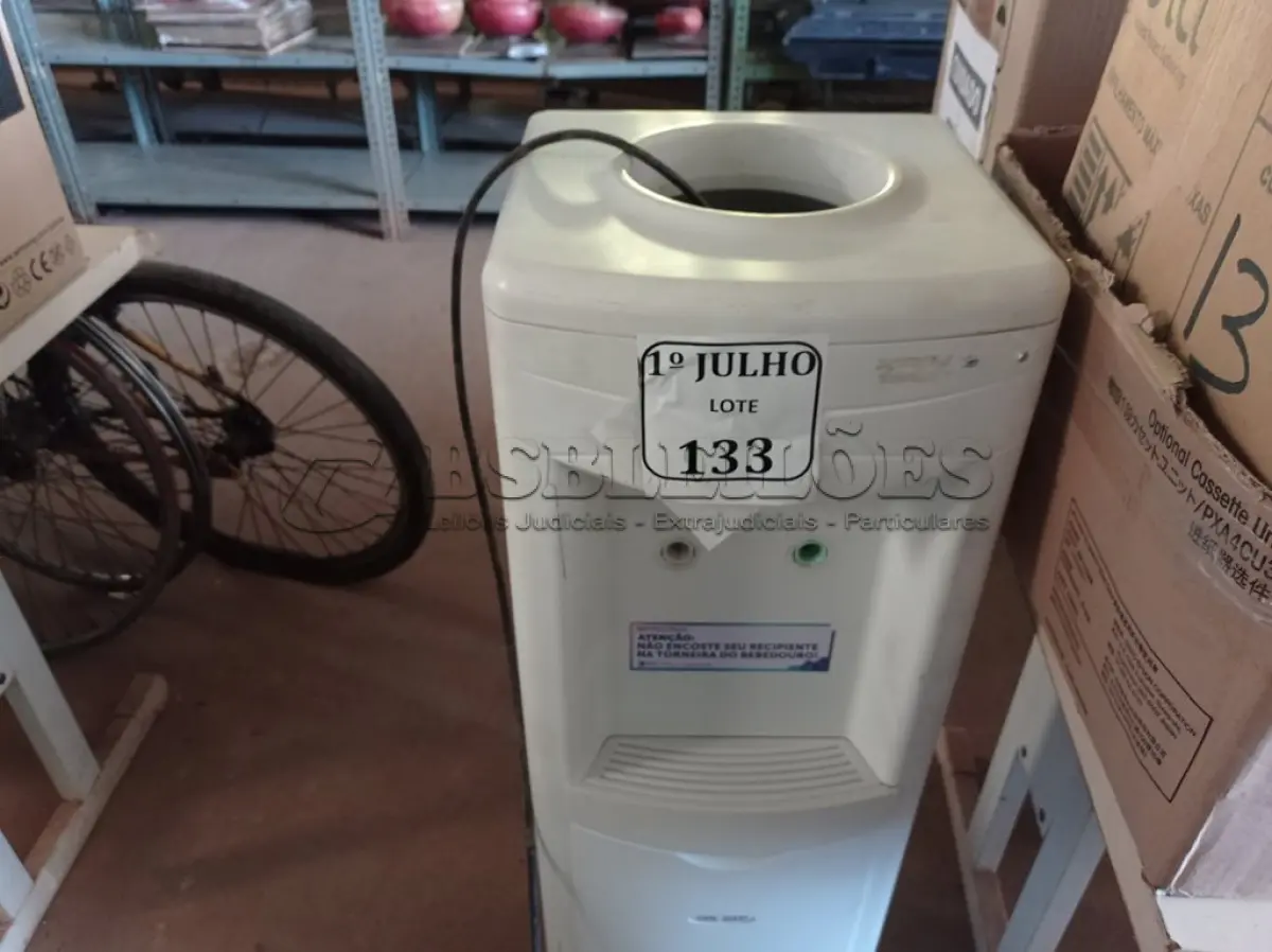 LOTE 133 - 01 BEBEDOURO PARA GARRAFÃO IBBL.(LIGANDO) (NO ESTADO) ATENÇÃO! FAZER A VISITAÇÃO ANTES DE ARREMATAR, NÃO SABEMOS SE FUNCIONA. LEILÃO NÃO TEM GARANTIA E NEM DEVOLUÇÃO, SUJEITO A POSSÍVEIS AVARIAS VISÍVEIS/OCULTAS E/OU AUSÊNCIA DE COMPONENTES.