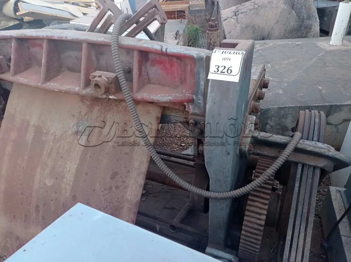 LOTE 326 - 01 CORTADORA DE CHAPAS. (NO ESTADO) ATENÇÃO! FAZER A VISITAÇÃO ANTES DE ARREMATAR, NÃO SABEMOS SE FUNCIONA. LEILÃO NÃO TEM GARANTIA E NEM DEVOLUÇÃO, SUJEITO A POSSÍVEIS AVARIAS VISÍVEIS/OCULTAS E/OU AUSÊNCIA DE COMPONENTES.