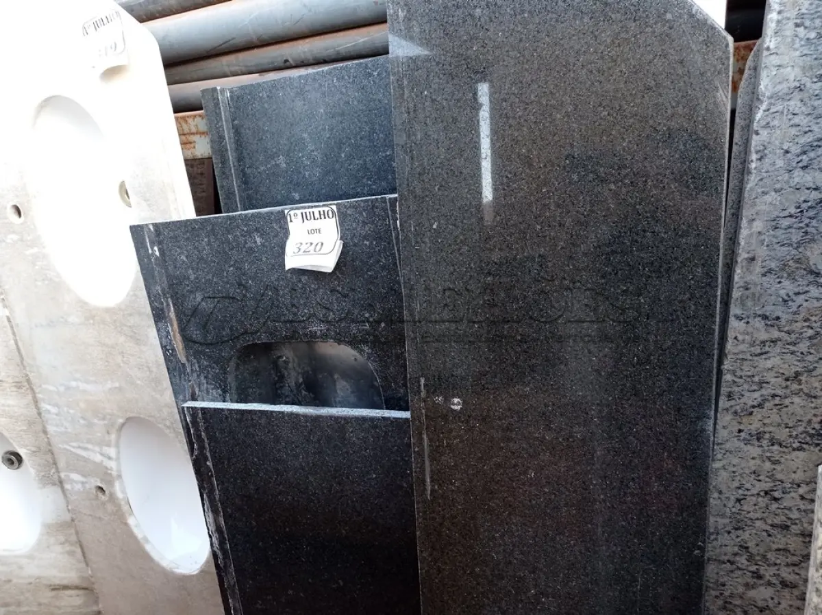 LOTE 320 - 01 PIA, 01 CUBA E PEDRAS DIVERSAS. (NO ESTADO) ATENÇÃO! FAZER A VISITAÇÃO ANTES DE ARREMATAR, NÃO SABEMOS SE FUNCIONA. LEILÃO NÃO TEM GARANTIA E NEM DEVOLUÇÃO, SUJEITO A POSSÍVEIS AVARIAS VISÍVEIS/OCULTAS E/OU AUSÊNCIA DE COMPONENTES.
