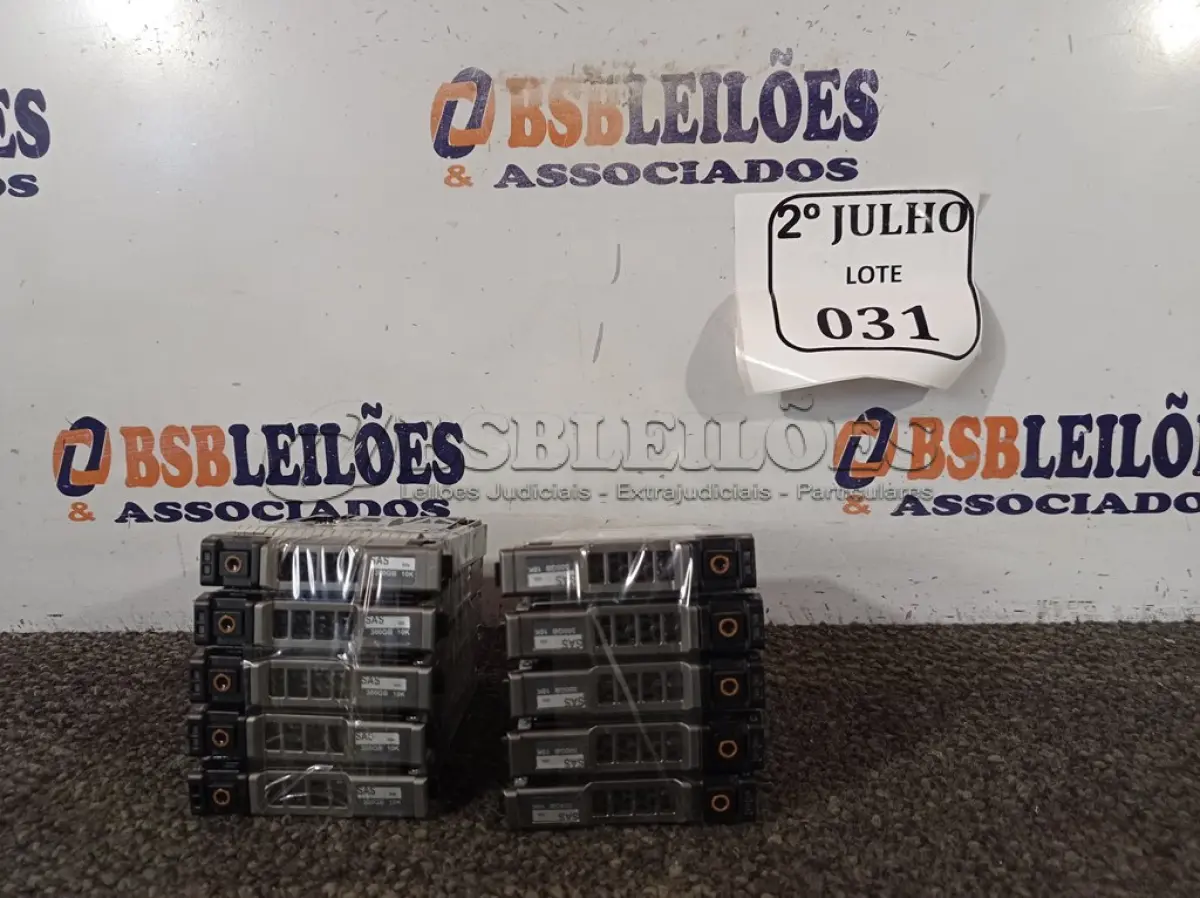LOTE 031 - 10 HDS  COM GAVETA PARA SERVIDOR. (NO ESTADO) ATENÇÃO! FAZER A VISITAÇÃO ANTES DE ARREMATAR, NÃO SABEMOS SE FUNCIONA. LEILÃO NÃO TEM GARANTIA E NEM DEVOLUÇÃO, SUJEITO A POSSÍVEIS AVARIAS VISÍVEIS/OCULTAS E/OU AUSÊNCIA DE COMPONENTES.