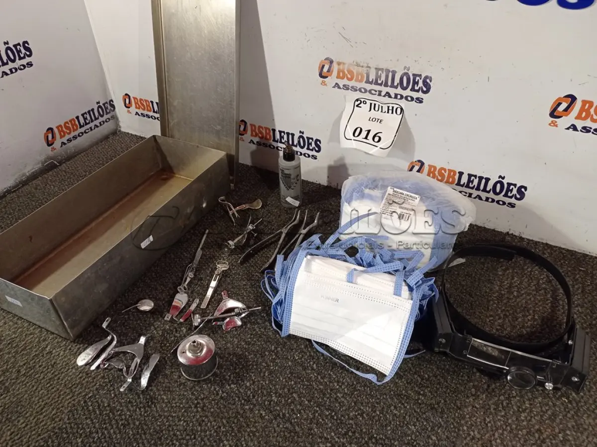 LOTE 016 - 01 LOTE COM ITENS ODONTOLÓGICOS. (NO ESTADO) ATENÇÃO! FAZER A VISITAÇÃO ANTES DE ARREMATAR, NÃO SABEMOS SE FUNCIONA. LEILÃO NÃO TEM GARANTIA E NEM DEVOLUÇÃO, SUJEITO A POSSÍVEIS AVARIAS VISÍVEIS/OCULTAS E/OU AUSÊNCIA DE COMPONENTES.