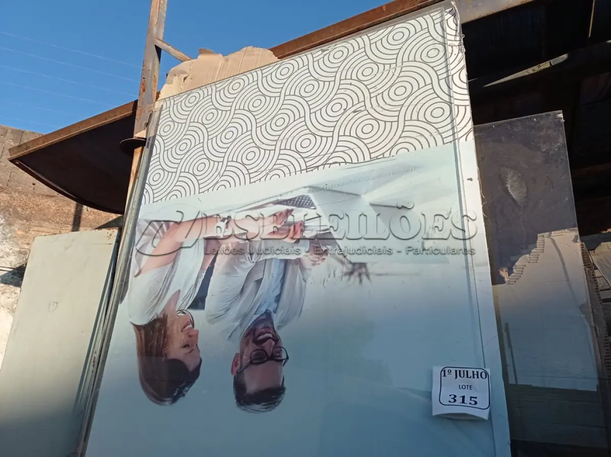 LOTE 315 - 01 LOTE COM PORTAS DE VIDRO BLINDEX. (NO ESTADO) ATENÇÃO! FAZER A VISITAÇÃO ANTES DE ARREMATAR, NÃO SABEMOS SE FUNCIONA. LEILÃO NÃO TEM GARANTIA E NEM DEVOLUÇÃO, SUJEITO A POSSÍVEIS AVARIAS VISÍVEIS/OCULTAS E/OU AUSÊNCIA DE COMPONENTES.