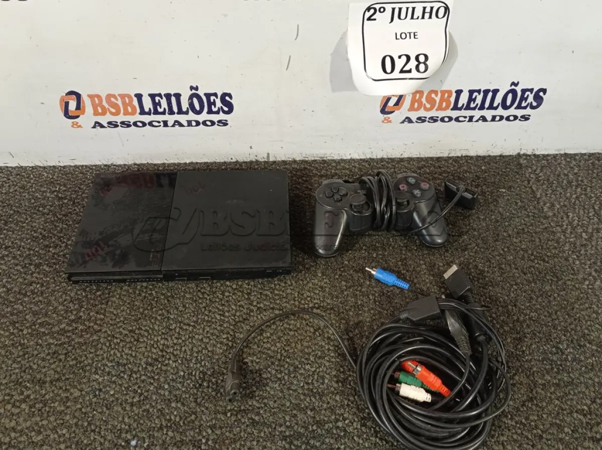 LOTE 028 - 01 PLAYSTATIOS2 COM 01 CONTROLE E FONTE, MODELO:SCPH90010 MARCA SONY. (NO ESTADO) ATENÇÃO! FAZER A VISITAÇÃO ANTES DE ARREMATAR, NÃO SABEMOS SE FUNCIONA. LEILÃO NÃO TEM GARANTIA E NEM DEVOLUÇÃO, SUJEITO A POSSÍVEIS AVARIAS VISÍVEIS/OCULTAS E/OU AUSÊNCIA DE COMPONENTES.