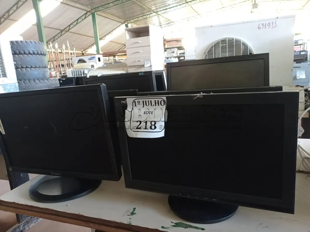 LOTE 218 - 08 MONITORES MARCAS E MODELOS DIVERSOS. (NO ESTADO) ATENÇÃO! FAZER A VISITAÇÃO ANTES DE ARREMATAR, NÃO SABEMOS SE FUNCIONA. LEILÃO NÃO TEM GARANTIA E NEM DEVOLUÇÃO, SUJEITO A POSSÍVEIS AVARIAS VISÍVEIS/OCULTAS E/OU AUSÊNCIA DE COMPONENTES.