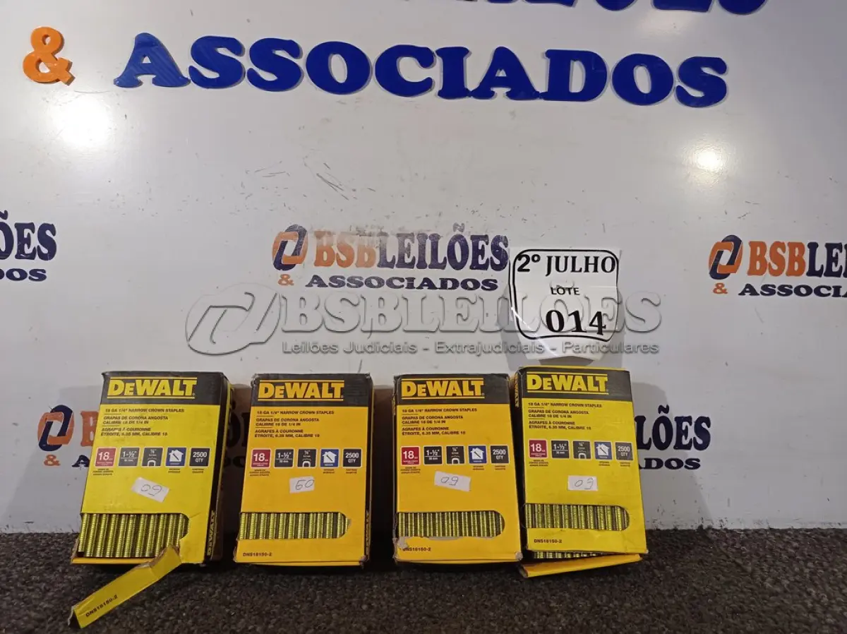 LOTE 014 - 04 CAIXAS DE GRAMPOS 18GA ¼’’ DEWALT. (NO ESTADO) ATENÇÃO! FAZER A VISITAÇÃO ANTES DE ARREMATAR, NÃO SABEMOS SE FUNCIONA. LEILÃO NÃO TEM GARANTIA E NEM DEVOLUÇÃO, SUJEITO A POSSÍVEIS AVARIAS VISÍVEIS/OCULTAS E/OU AUSÊNCIA DE COMPONENTES.