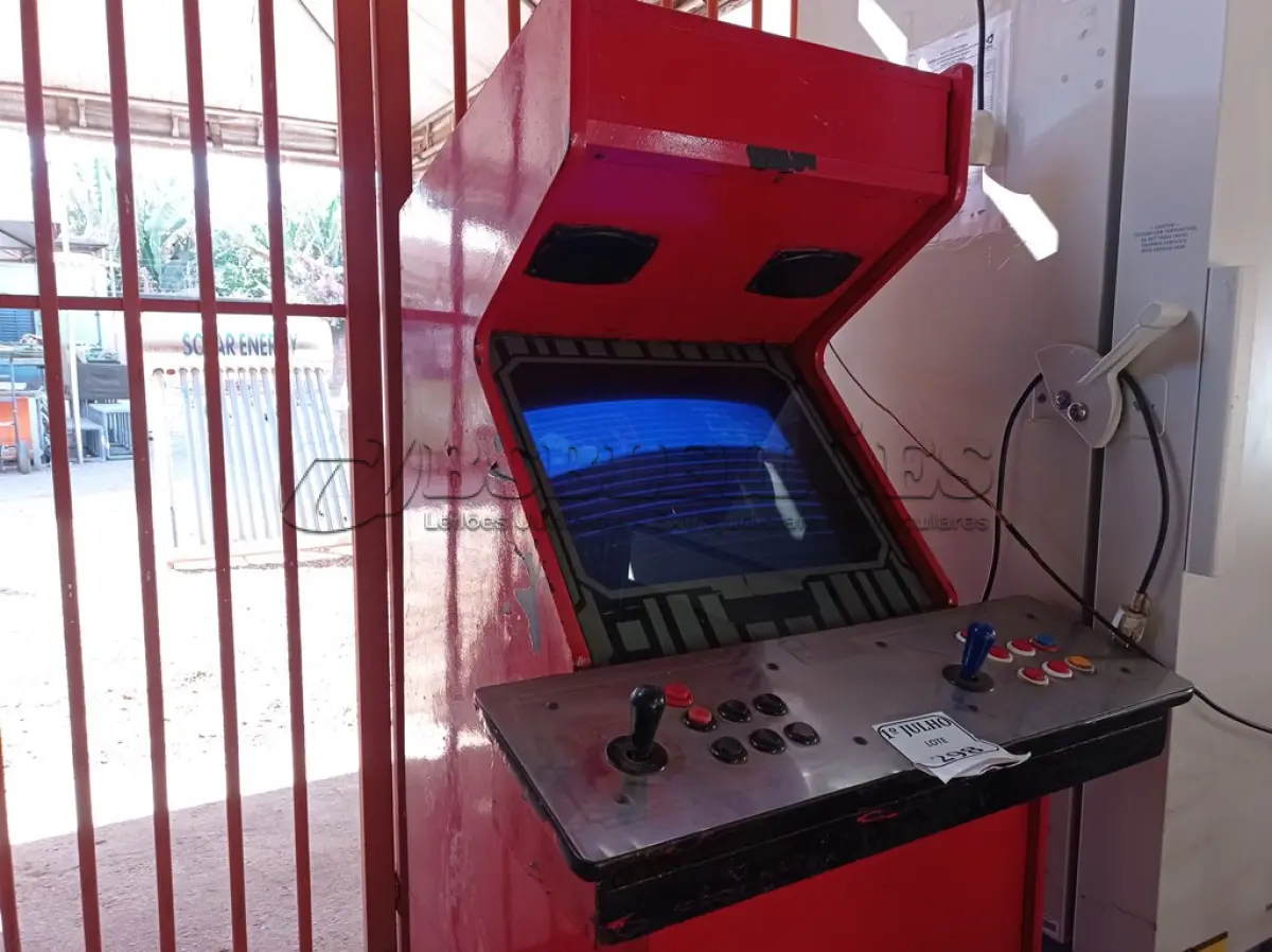 LOTE 298 - 01 MÁQUINA DE JOGOS FLIPERAMA. (NO ESTADO) ATENÇÃO! FAZER A VISITAÇÃO ANTES DE ARREMATAR, NÃO SABEMOS SE FUNCIONA. LEILÃO NÃO TEM GARANTIA E NEM DEVOLUÇÃO, SUJEITO A POSSÍVEIS AVARIAS VISÍVEIS/OCULTAS E/OU AUSÊNCIA DE COMPONENTES.