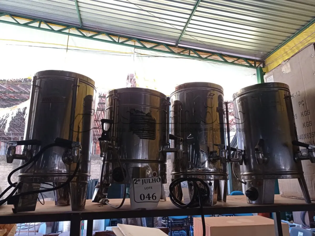 LOTE 046 - 04 CAFETEIRAS EM INOX. (NO ESTADO) ATENÇÃO! FAZER A VISITAÇÃO ANTES DE ARREMATAR, NÃO SABEMOS SE FUNCIONA. LEILÃO NÃO TEM GARANTIA E NEM DEVOLUÇÃO, SUJEITO A POSSÍVEIS AVARIAS VISÍVEIS/OCULTAS E/OU AUSÊNCIA DE COMPONENTES.