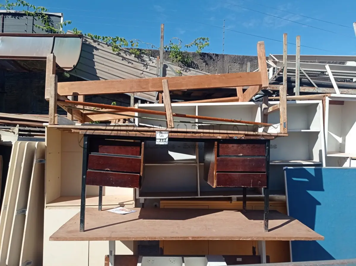 LOTE 312 - 03 MESAS DIVERSAS, 04 ARMÁRIOS, 01 BANCO E 01 CAMA. (NO ESTADO) ATENÇÃO! FAZER A VISITAÇÃO ANTES DE ARREMATAR, NÃO SABEMOS SE FUNCIONA. LEILÃO NÃO TEM GARANTIA E NEM DEVOLUÇÃO, SUJEITO A POSSÍVEIS AVARIAS VISÍVEIS/OCULTAS E/OU AUSÊNCIA DE COMPONENTES.