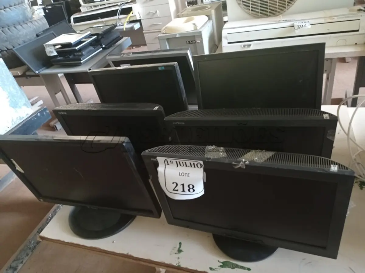LOTE 218 - 08 MONITORES MARCAS E MODELOS DIVERSOS. (NO ESTADO) ATENÇÃO! FAZER A VISITAÇÃO ANTES DE ARREMATAR, NÃO SABEMOS SE FUNCIONA. LEILÃO NÃO TEM GARANTIA E NEM DEVOLUÇÃO, SUJEITO A POSSÍVEIS AVARIAS VISÍVEIS/OCULTAS E/OU AUSÊNCIA DE COMPONENTES.