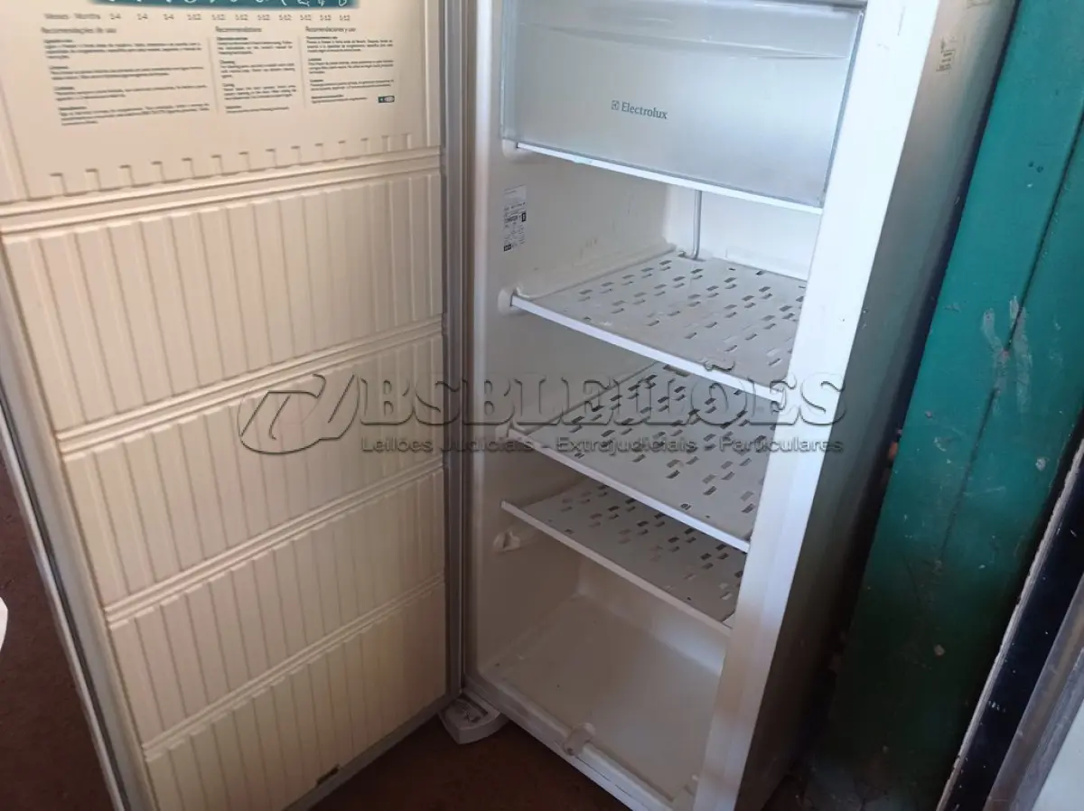 LOTE 227 - 01 FREEZER VERTICAL FE18 MARCA ELETROLUX COM AVARIAS. (NO ESTADO) ATENÇÃO! FAZER A VISITAÇÃO ANTES DE ARREMATAR, NÃO SABEMOS SE FUNCIONA. LEILÃO NÃO TEM GARANTIA E NEM DEVOLUÇÃO, SUJEITO A POSSÍVEIS AVARIAS VISÍVEIS/OCULTAS E/OU AUSÊNCIA DE COMPONENTES.