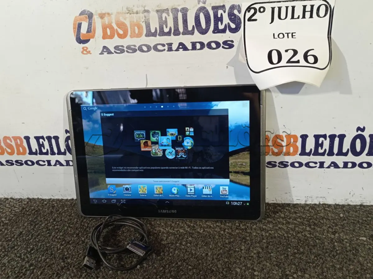 LOTE 026 - 01 TABLET MARCA SAMSUNG COM CABO. (NO ESTADO) ATENÇÃO! FAZER A VISITAÇÃO ANTES DE ARREMATAR, NÃO SABEMOS SE FUNCIONA. LEILÃO NÃO TEM GARANTIA E NEM DEVOLUÇÃO, SUJEITO A POSSÍVEIS AVARIAS VISÍVEIS/OCULTAS E/OU AUSÊNCIA DE COMPONENTES.