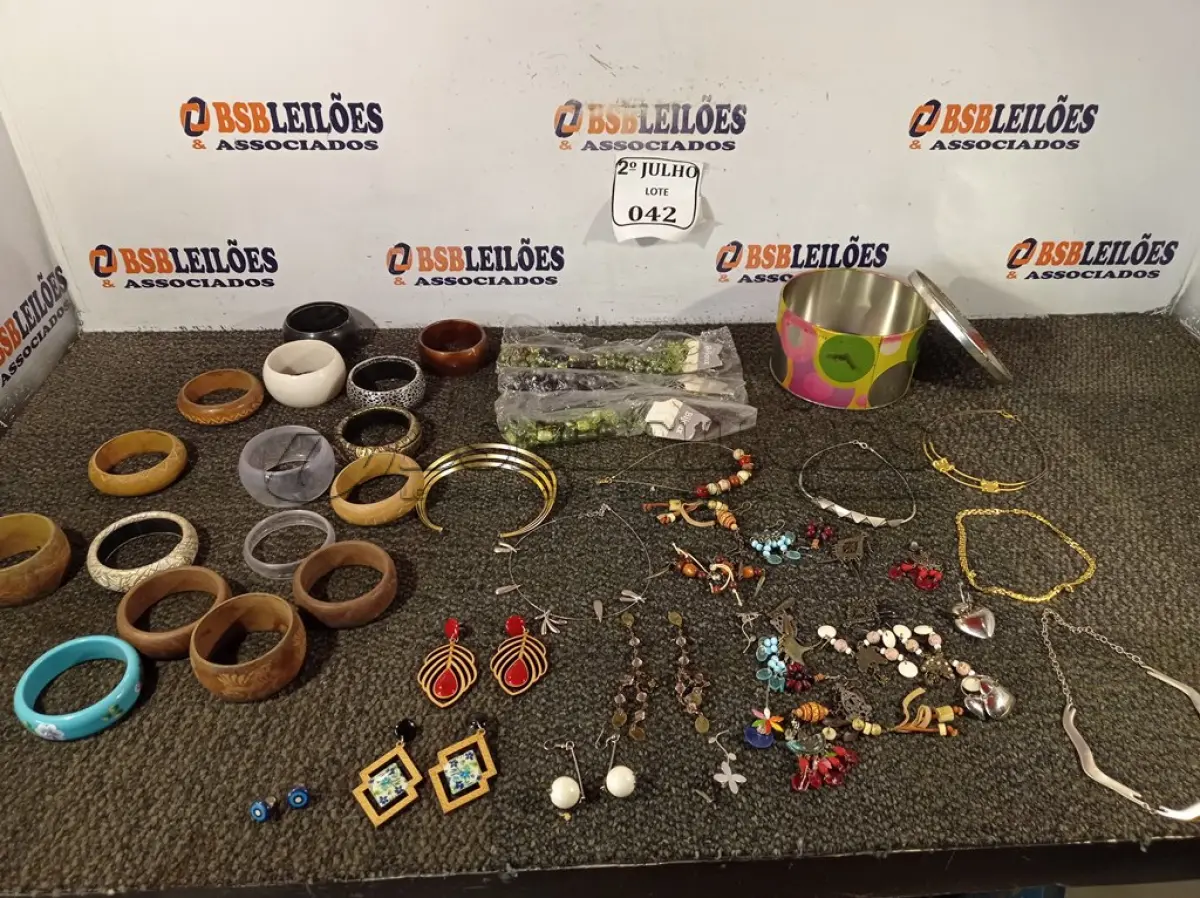 LOTE 042 - 01 LOTE COM 16 PULSEIRAS, 10 COLARES E 18 PARES DE BRINCOS. (NO ESTADO) ATENÇÃO! FAZER A VISITAÇÃO ANTES DE ARREMATAR, NÃO SABEMOS SE FUNCIONA. LEILÃO NÃO TEM GARANTIA E NEM DEVOLUÇÃO, SUJEITO A POSSÍVEIS AVARIAS VISÍVEIS/OCULTAS E/OU AUSÊNCIA DE COMPONENTES.
