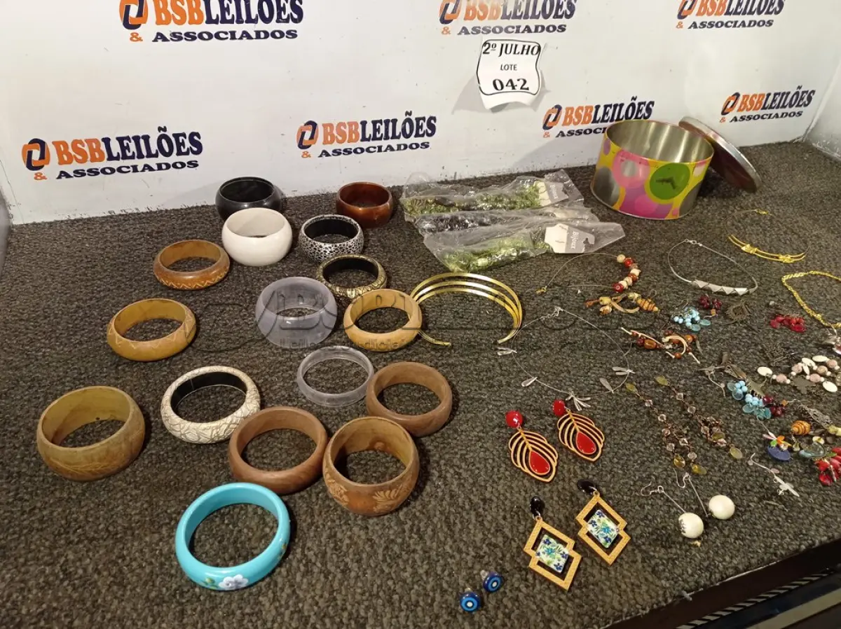 LOTE 042 - 01 LOTE COM 16 PULSEIRAS, 10 COLARES E 18 PARES DE BRINCOS. (NO ESTADO) ATENÇÃO! FAZER A VISITAÇÃO ANTES DE ARREMATAR, NÃO SABEMOS SE FUNCIONA. LEILÃO NÃO TEM GARANTIA E NEM DEVOLUÇÃO, SUJEITO A POSSÍVEIS AVARIAS VISÍVEIS/OCULTAS E/OU AUSÊNCIA DE COMPONENTES.