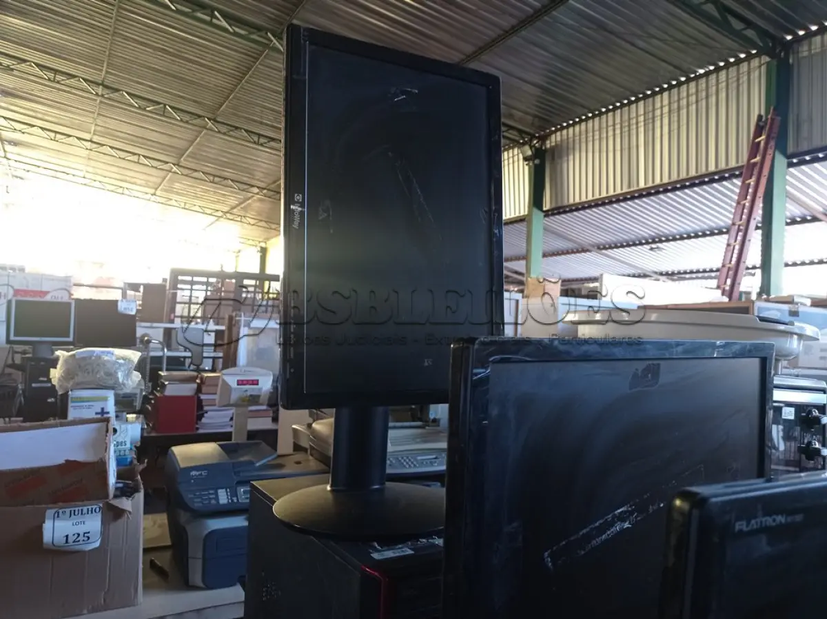 LOTE 161 - 04 CPU'S E 03 MONITORES. (NO ESTADO) ATENÇÃO! FAZER A VISITAÇÃO ANTES DE ARREMATAR, NÃO SABEMOS SE FUNCIONA. LEILÃO NÃO TEM GARANTIA E NEM DEVOLUÇÃO, SUJEITO A POSSÍVEIS AVARIAS VISÍVEIS/OCULTAS E/OU AUSÊNCIA DE COMPONENTES.