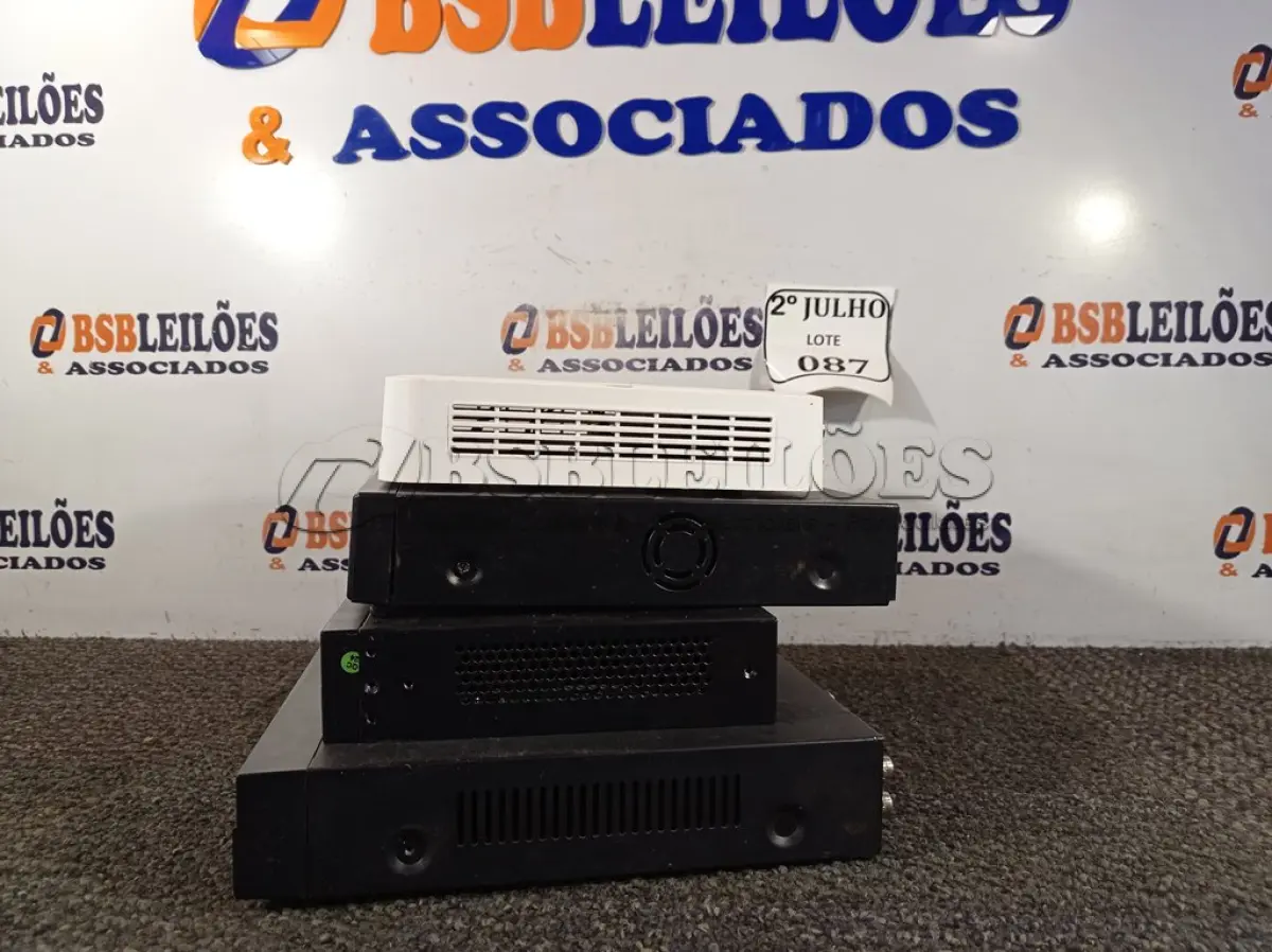 LOTE 087 - 03 DVR E 01 SWITCH 16 PORTAS. (NO ESTADO) ATENÇÃO! FAZER A VISITAÇÃO ANTES DE ARREMATAR, NÃO SABEMOS SE FUNCIONA. LEILÃO NÃO TEM GARANTIA E NEM DEVOLUÇÃO, SUJEITO A POSSÍVEIS AVARIAS VISÍVEIS/OCULTAS E/OU AUSÊNCIA DE COMPONENTES.