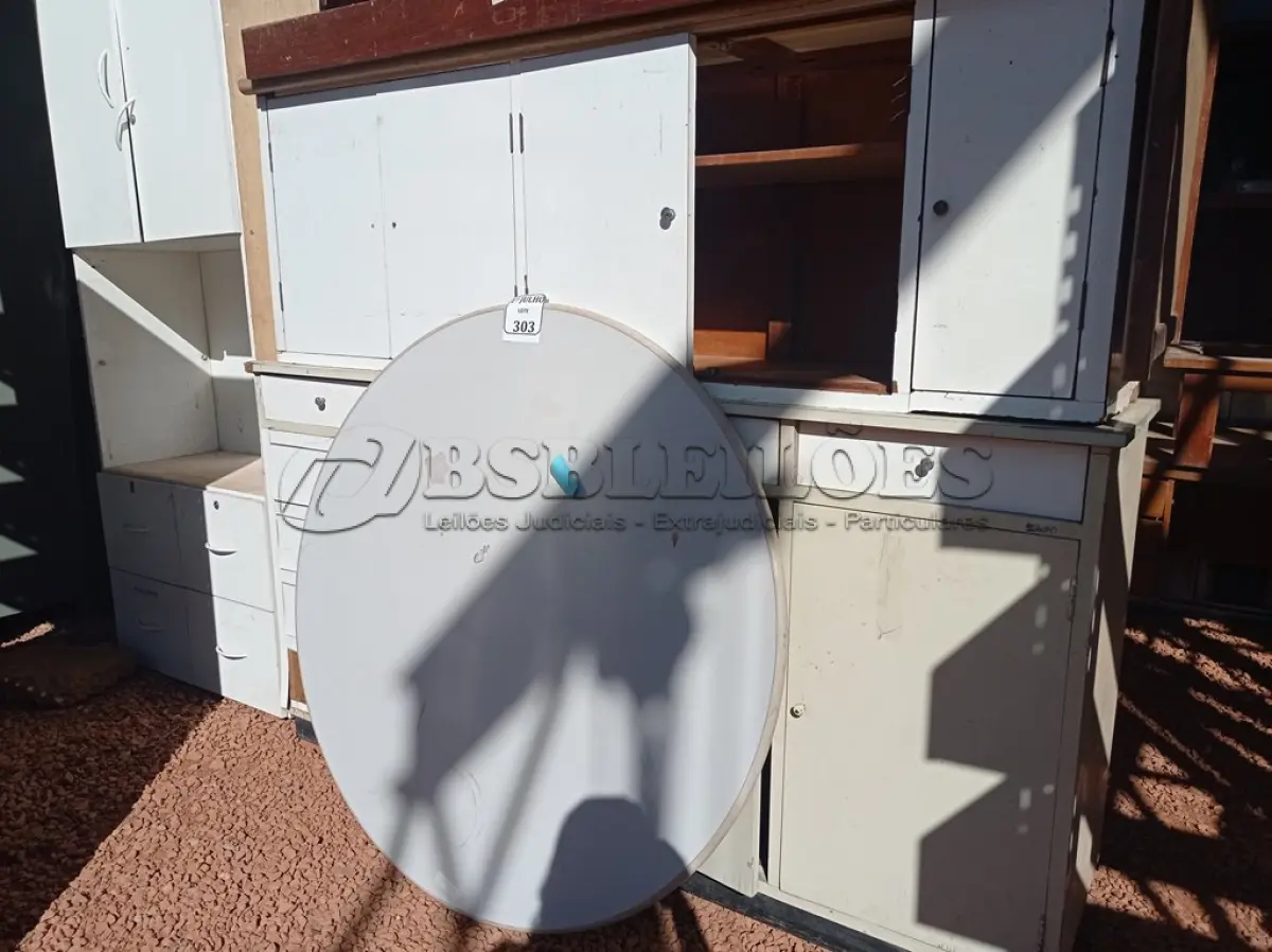 LOTE 303 - 01 TAMPO DE MESA, ARMÁRIOS EM MDF E 01 SUCATA DE CADEIRA NA COR BRANCA. (NO ESTADO) ATENÇÃO! FAZER A VISITAÇÃO ANTES DE ARREMATAR, NÃO SABEMOS SE FUNCIONA. LEILÃO NÃO TEM GARANTIA E NEM DEVOLUÇÃO, SUJEITO A POSSÍVEIS AVARIAS VISÍVEIS/OCULTAS E/OU AUSÊNCIA DE COMPONENTES.
