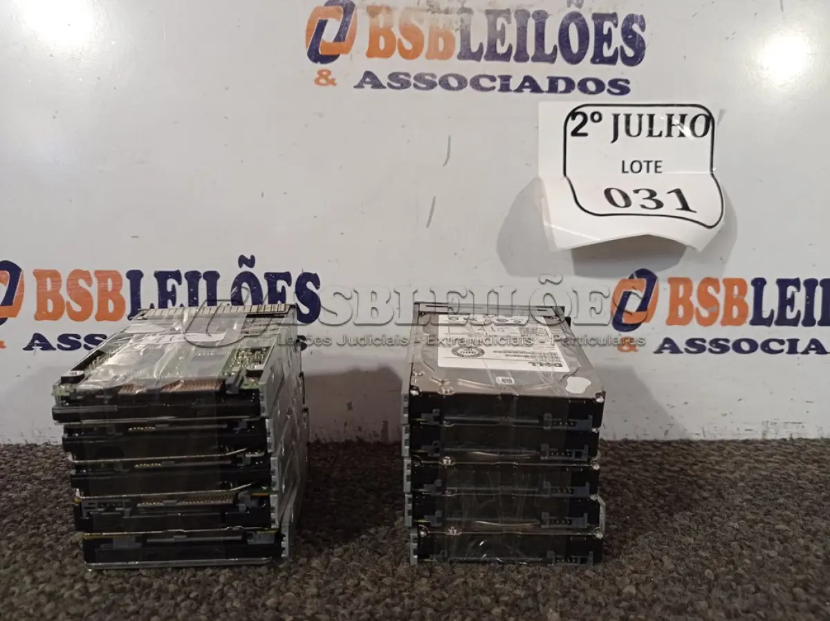 LOTE 031 - 10 HDS  COM GAVETA PARA SERVIDOR. (NO ESTADO) ATENÇÃO! FAZER A VISITAÇÃO ANTES DE ARREMATAR, NÃO SABEMOS SE FUNCIONA. LEILÃO NÃO TEM GARANTIA E NEM DEVOLUÇÃO, SUJEITO A POSSÍVEIS AVARIAS VISÍVEIS/OCULTAS E/OU AUSÊNCIA DE COMPONENTES.