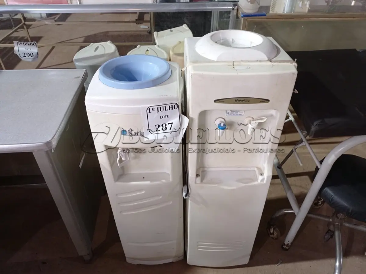LOTE 287 - 02 BEBEDOUROS PARA GARRAFÃO 220V. (NO ESTADO) ATENÇÃO! FAZER A VISITAÇÃO ANTES DE ARREMATAR, NÃO SABEMOS SE FUNCIONA. LEILÃO NÃO TEM GARANTIA E NEM DEVOLUÇÃO, SUJEITO A POSSÍVEIS AVARIAS VISÍVEIS/OCULTAS E/OU AUSÊNCIA DE COMPONENTES.