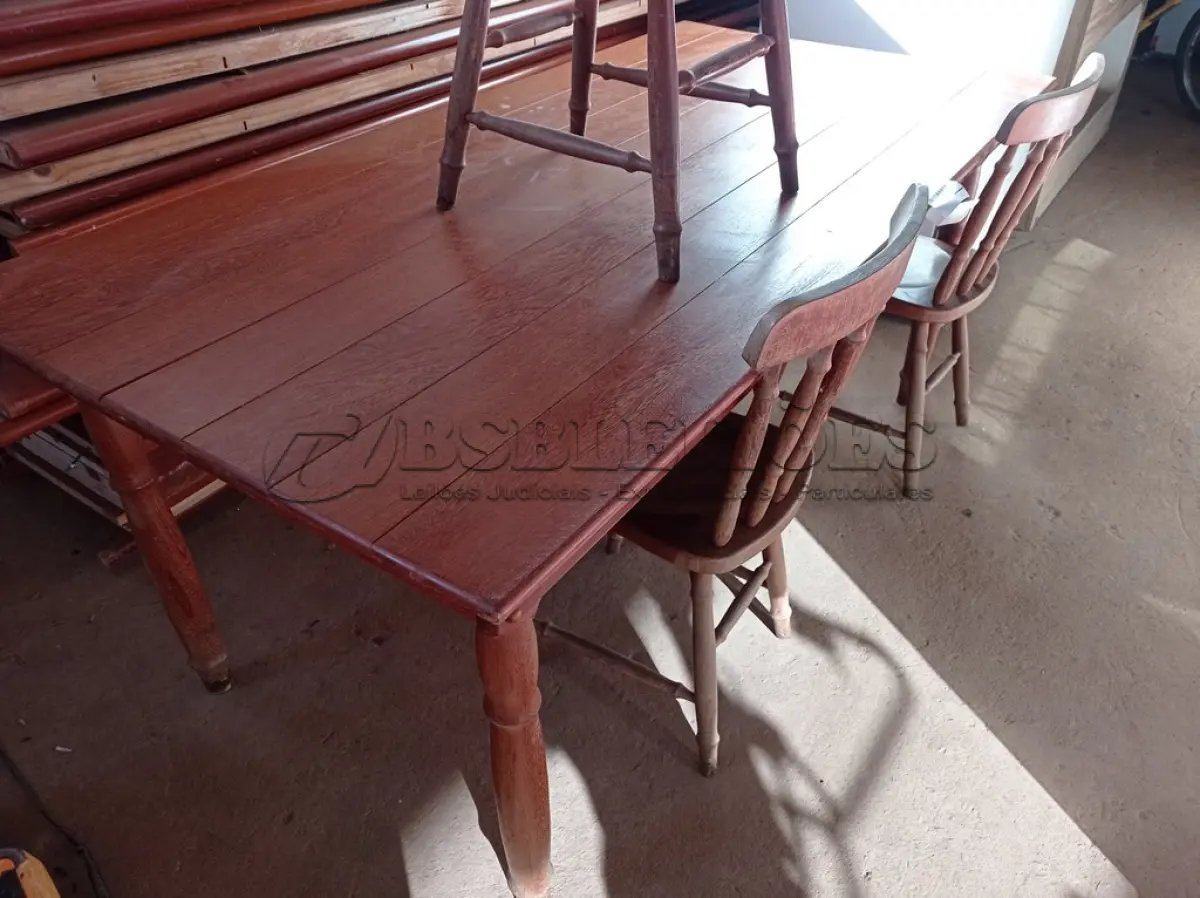 LOTE 293 - 01 MESA EM MADEIRA COM 03 CADEIRAS. (NO ESTADO) ATENÇÃO! FAZER A VISITAÇÃO ANTES DE ARREMATAR, NÃO SABEMOS SE FUNCIONA. LEILÃO NÃO TEM GARANTIA E NEM DEVOLUÇÃO, SUJEITO A POSSÍVEIS AVARIAS VISÍVEIS/OCULTAS E/OU AUSÊNCIA DE COMPONENTES.