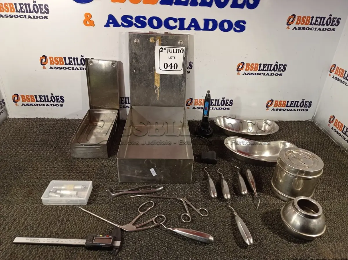 LOTE 040 - 01 LOTE COM MATERIAIS DIVERSOS DE ODONTOLOGIA. (NO ESTADO) ATENÇÃO! FAZER A VISITAÇÃO ANTES DE ARREMATAR, NÃO SABEMOS SE FUNCIONA. LEILÃO NÃO TEM GARANTIA E NEM DEVOLUÇÃO, SUJEITO A POSSÍVEIS AVARIAS VISÍVEIS/OCULTAS E/OU AUSÊNCIA DE COMPONENTES.