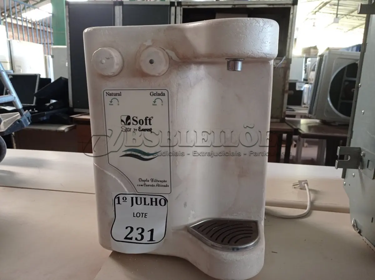 LOTE 231 - 01 PURIFICADOR DE AGUA MARCA SOFT 220V.(NO ESTADO) ATENÇÃO! FAZER A VISITAÇÃO ANTES DE ARREMATAR, NÃO SABEMOS SE FUNCIONA. LEILÃO NÃO TEM GARANTIA E NEM DEVOLUÇÃO, SUJEITO A POSSÍVEIS AVARIAS VISÍVEIS/OCULTAS E/OU AUSÊNCIA DE COMPONENTES.