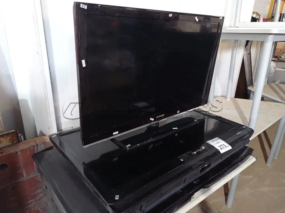 LOTE 271 - 04 TV'S PARA RETIRADA DE PEÇAS. (NO ESTADO) ATENÇÃO! FAZER A VISITAÇÃO ANTES DE ARREMATAR, NÃO SABEMOS SE FUNCIONA. LEILÃO NÃO TEM GARANTIA E NEM DEVOLUÇÃO, SUJEITO A POSSÍVEIS AVARIAS VISÍVEIS/OCULTAS E/OU AUSÊNCIA DE COMPONENTES.
