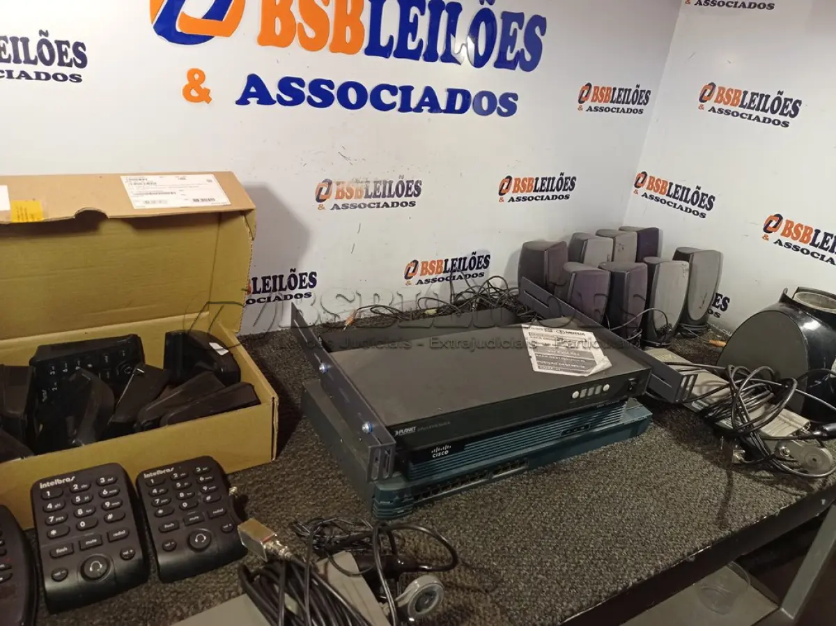 LOTE 093 - 03 SWITCHES, 02 ANTENAS DIGITAL PHILIPS, 01 CAIXA COM 12 HEADSATS, 01 BASE DE LIQUIDIFICADOR E VÁRIAS CAIXINHAS DE SOM. (NO ESTADO) ATENÇÃO! FAZER A VISITAÇÃO ANTES DE ARREMATAR, NÃO SABEMOS SE FUNCIONA. LEILÃO NÃO TEM GARANTIA E NEM DEVOLUÇÃO, SUJEITO A POSSÍVEIS AVARIAS VISÍVEIS/OCULTAS E/OU AUSÊNCIA DE COMPONENTES.