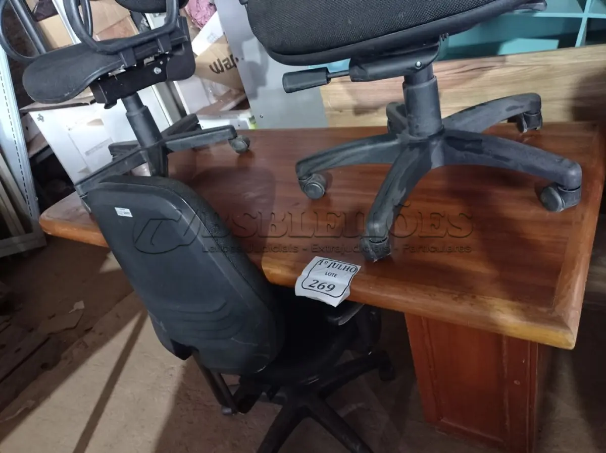 LOTE 269 - 01 MESA PARA ESCRITÓRIO E 03 CADEIRAS COM PÉS GIRATÓRIOS. (NO ESTADO) ATENÇÃO! FAZER A VISITAÇÃO ANTES DE ARREMATAR, NÃO SABEMOS SE FUNCIONA. LEILÃO NÃO TEM GARANTIA E NEM DEVOLUÇÃO, SUJEITO A POSSÍVEIS AVARIAS VISÍVEIS/OCULTAS E/OU AUSÊNCIA DE COMPONENTES.