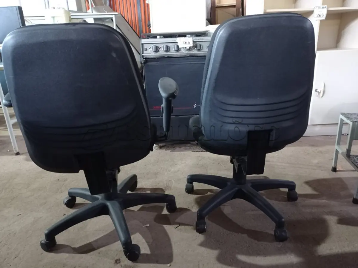 LOTE 270 - 02 CADEIRAS PARA ESCRITÓRIO COM PÉS GIRATÓRIOS. (NO ESTADO) ATENÇÃO! FAZER A VISITAÇÃO ANTES DE ARREMATAR, NÃO SABEMOS SE FUNCIONA. LEILÃO NÃO TEM GARANTIA E NEM DEVOLUÇÃO, SUJEITO A POSSÍVEIS AVARIAS VISÍVEIS/OCULTAS E/OU AUSÊNCIA DE COMPONENTES.