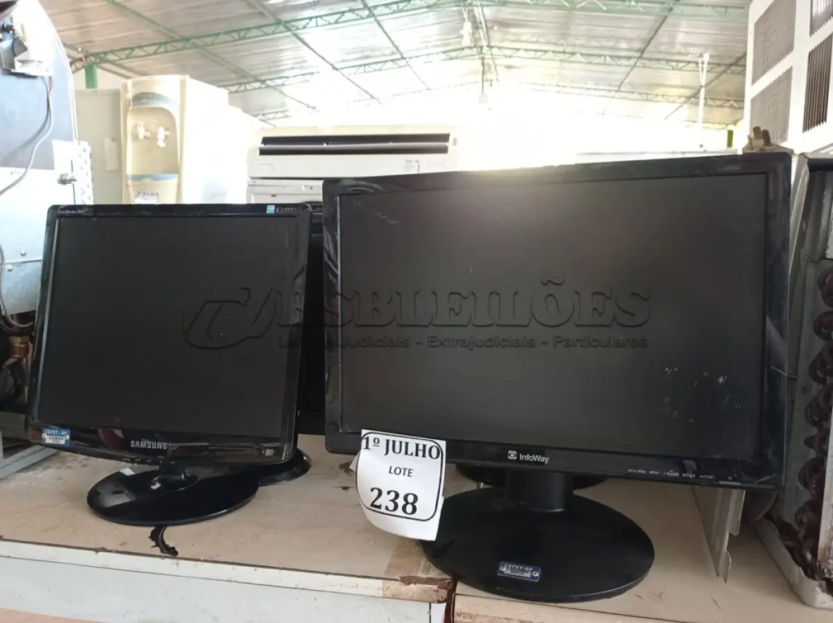 LOTE 238 - 08 MONITORES. (NO ESTADO) ATENÇÃO! FAZER A VISITAÇÃO ANTES DE ARREMATAR, NÃO SABEMOS SE FUNCIONA. LEILÃO NÃO TEM GARANTIA E NEM DEVOLUÇÃO, SUJEITO A POSSÍVEIS AVARIAS VISÍVEIS/OCULTAS E/OU AUSÊNCIA DE COMPONENTES.