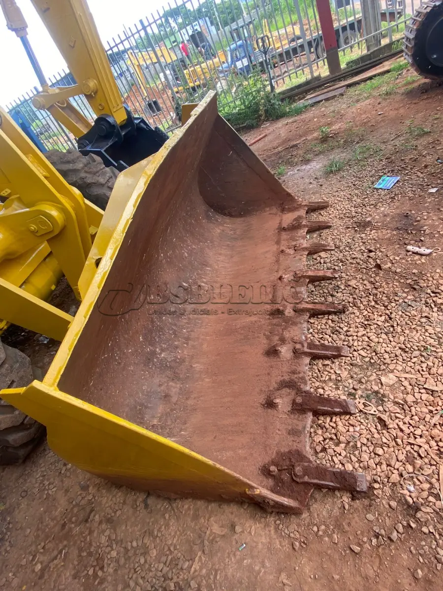 LOTE 332 - 01 PÁ CARREGADEIRA KOMATSU WA180, ANO 2004, TRANSMISSÃO NOVA, BOMBA E BICOS NOVA, BOMBA HIDRÁULICA REVISADA, FREIOS REVISADO, CABINE COM AR-CONDICINADO (NO ESTADO) (RETIRADA EM GOIÂNIA -GO) (VISTORIA AGENDAR 61 98153-0503 JÚNIOR)