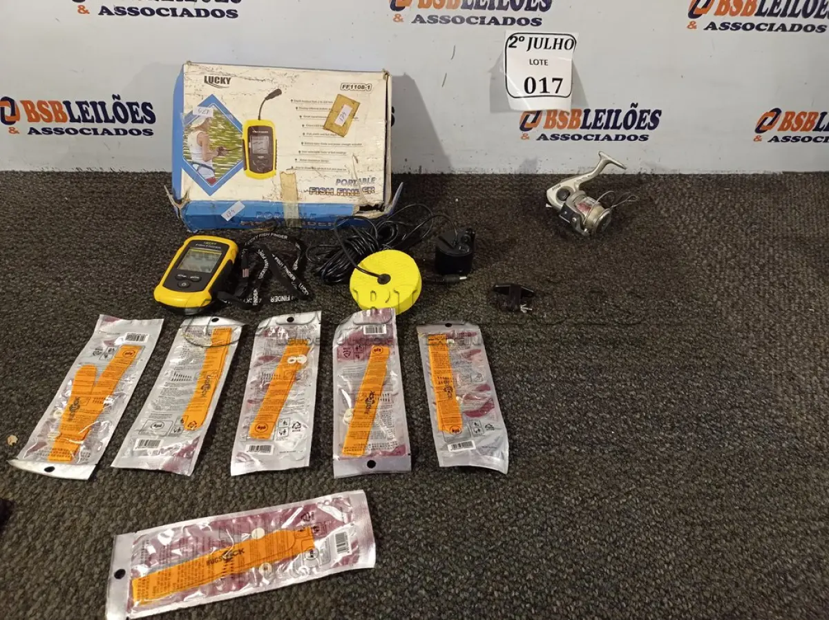 LOTE 017 - 01 LOCALIZADOR SONAR DE PEIXES E 01 MOLINETE. (NO ESTADO) ATENÇÃO! FAZER A VISITAÇÃO ANTES DE ARREMATAR, NÃO SABEMOS SE FUNCIONA. LEILÃO NÃO TEM GARANTIA E NEM DEVOLUÇÃO, SUJEITO A POSSÍVEIS AVARIAS VISÍVEIS/OCULTAS E/OU AUSÊNCIA DE COMPONENTES.