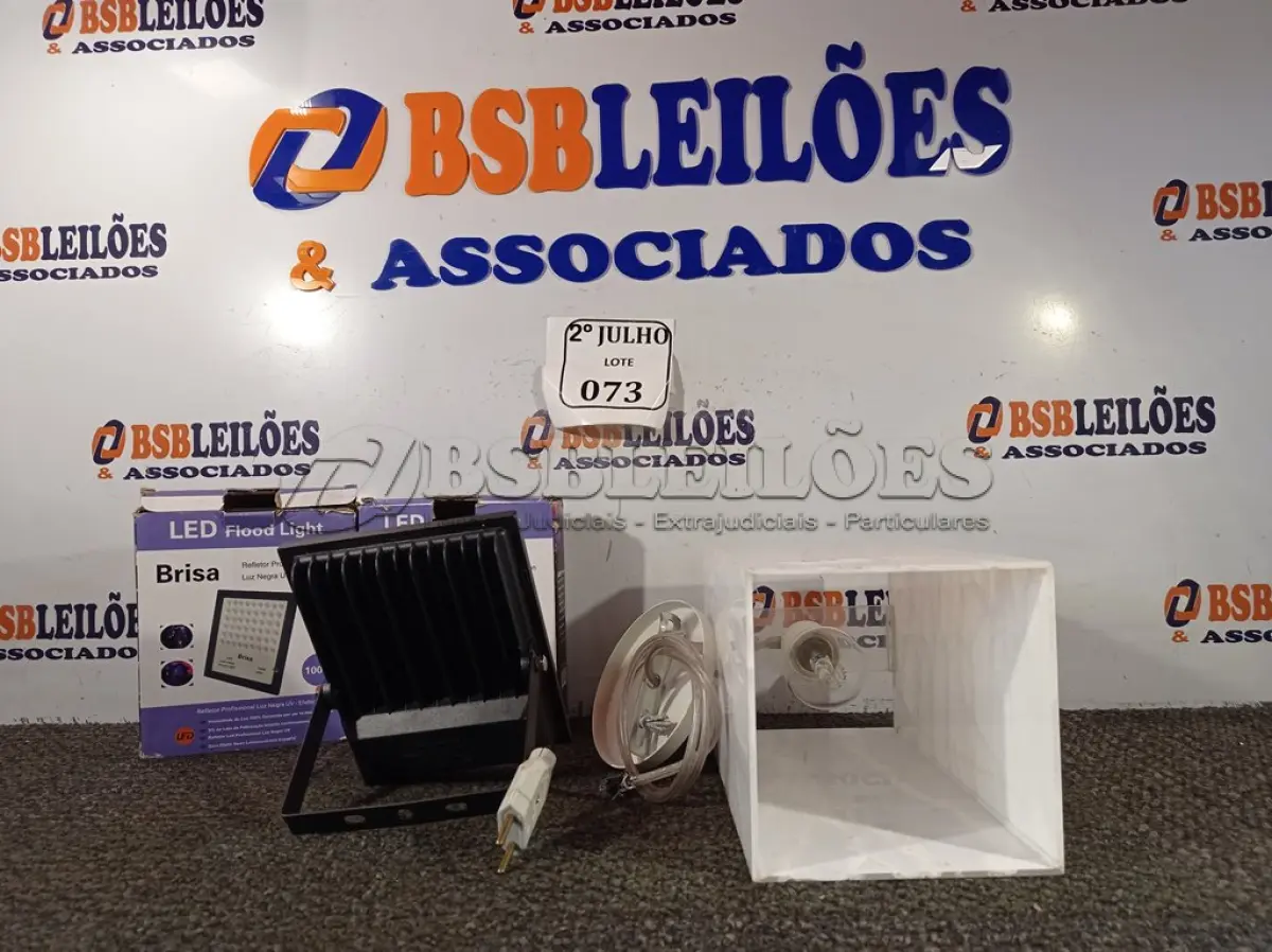 LOTE 073 - 02 REFLETORES LUZ NEGRA UV EFEITO NEOW DE 100W E 01 LUSTRE DE ACRÍLICO COM LÂMPADA. (NO ESTADO) ATENÇÃO! FAZER A VISITAÇÃO ANTES DE ARREMATAR, NÃO SABEMOS SE FUNCIONA. LEILÃO NÃO TEM GARANTIA E NEM DEVOLUÇÃO, SUJEITO A POSSÍVEIS AVARIAS VISÍVEIS/OCULTAS E/OU AUSÊNCIA DE COMPONENTES.