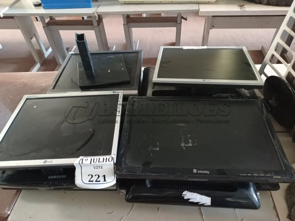 LOTE 221 - 11 MONITORES E 02 PÉS. (NO ESTADO) ATENÇÃO! FAZER A VISITAÇÃO ANTES DE ARREMATAR, NÃO SABEMOS SE FUNCIONA. LEILÃO NÃO TEM GARANTIA E NEM DEVOLUÇÃO, SUJEITO A POSSÍVEIS AVARIAS VISÍVEIS/OCULTAS E/OU AUSÊNCIA DE COMPONENTES.