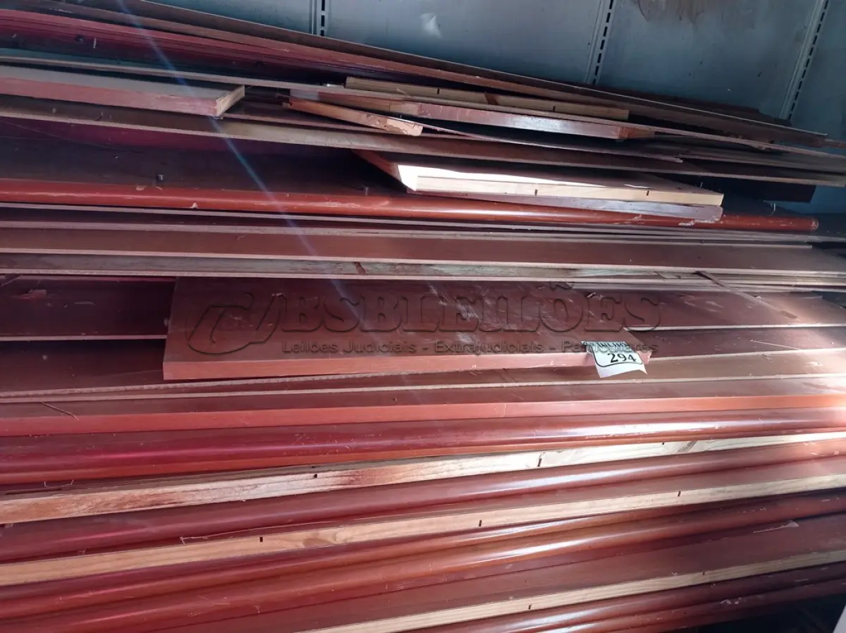 LOTE 294 - 01 LOTE DE MDF DIVERSOS. (NO ESTADO) ATENÇÃO! FAZER A VISITAÇÃO ANTES DE ARREMATAR, NÃO SABEMOS SE FUNCIONA. LEILÃO NÃO TEM GARANTIA E NEM DEVOLUÇÃO, SUJEITO A POSSÍVEIS AVARIAS VISÍVEIS/OCULTAS E/OU AUSÊNCIA DE COMPONENTES.